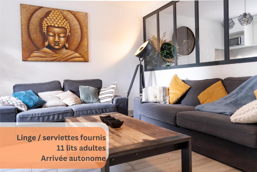 una sala de estar con una gran pintura buddha en la pared en Grande Maison Familiale avec Piscine et BBQ, Calme, Proche transport, en Toulouse