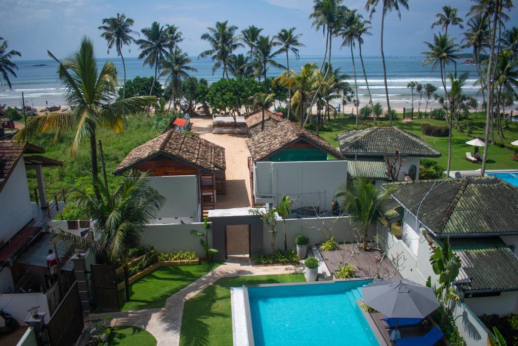 Bazén v ubytování The Green Rooms Surf & Yoga Camp - ON THE BEACH - Prime location Renovated 2024 nebo v jeho okolí