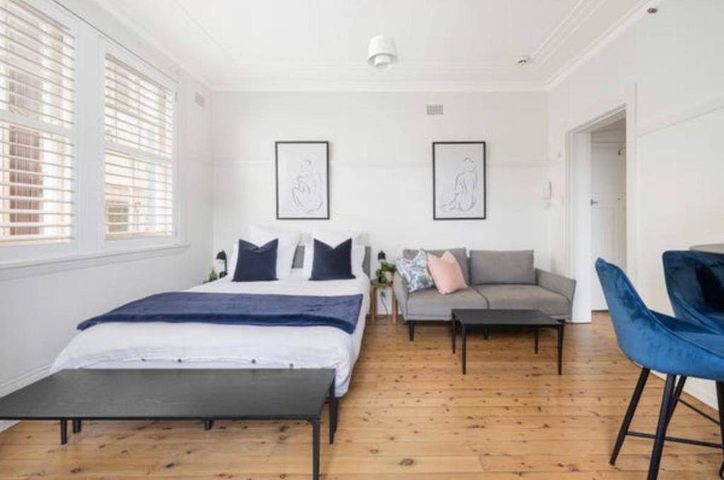 Postel nebo postele na pokoji v ubytování Art Deco Studio in the heart of Darlinghurst