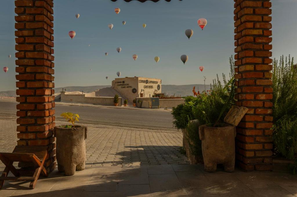 Ortahisar的住宿－Corner İn Cappadocia，一组热气球在天空中飞行