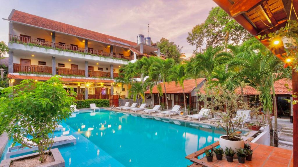 een afbeelding van een hotel met een groot zwembad bij Bauhinia Resort & Spa Phu Quoc in Phu Quoc