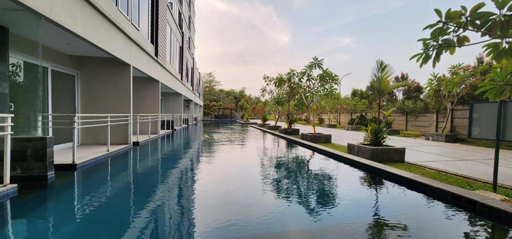einem Pool vor einem Gebäude in der Unterkunft Apartemen Green Park Yogyakarta in Seturan