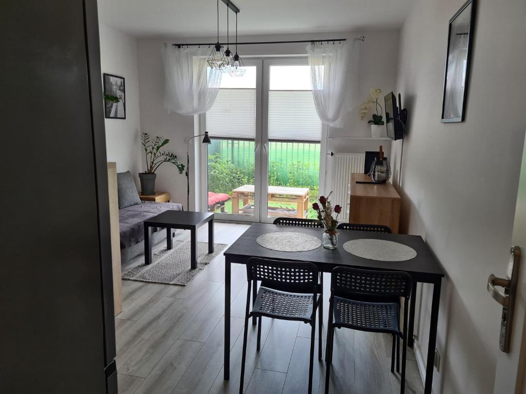 una cucina e un soggiorno con tavolo e sedie di Apartament Bema II a Biała Podlaska