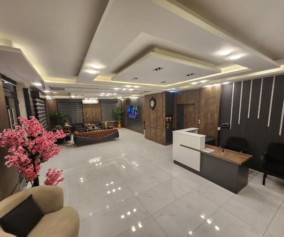 una hall con ufficio, reception e divano di رويال جروب اربد Royal Group Hotel a Irbid