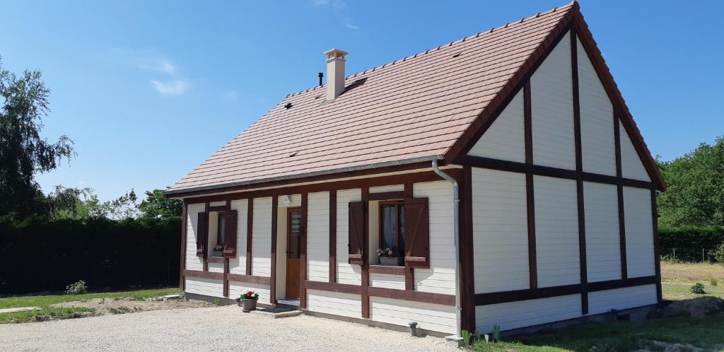 a small house with a brown roof at Gîte en Sologne in Neung-sur-Beuvron