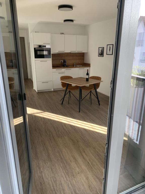 Kuchyň nebo kuchyňský kout v ubytování Apartment Metzingen Outlet City Business Zentral Modern