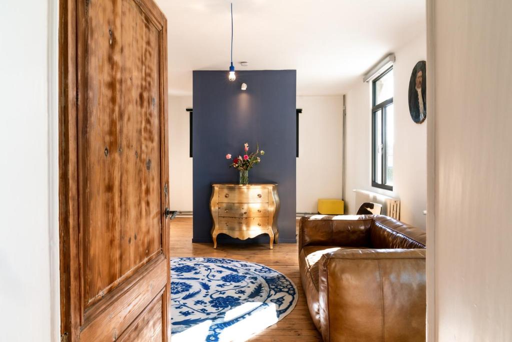 a living room with a couch and a table at Hullehuis in Lotenhulle