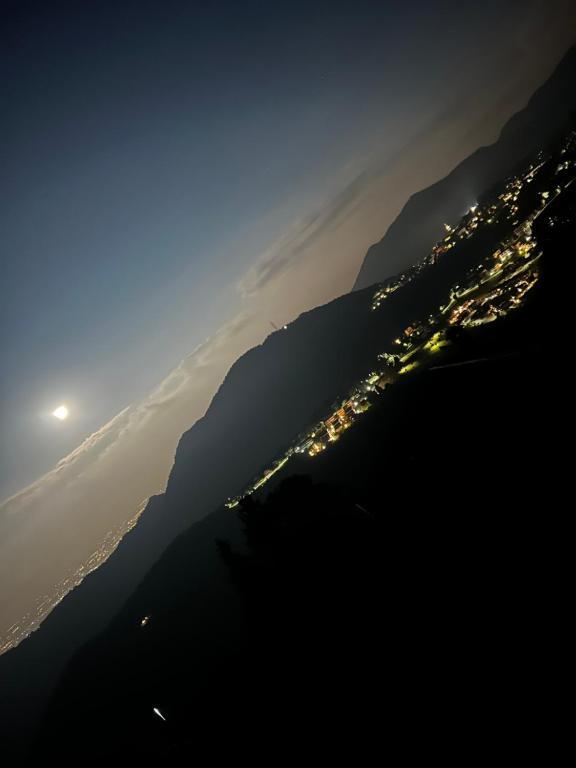 - Vistas a la ciudad desde el agua por la noche en Amata Berghem Casa Vacanze con auto a disposizione, en Aviatico