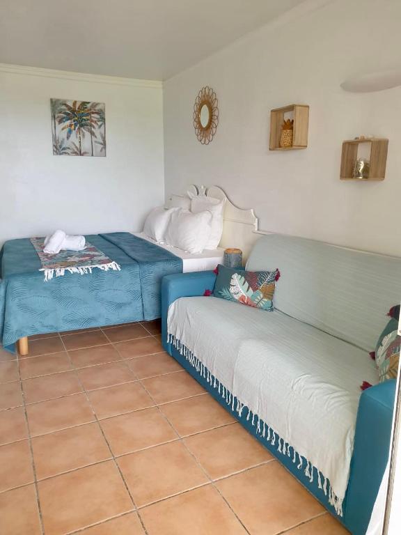 Area tempat duduk di Studio Ti Karanbol RDC vue mer dans Résidence de Tourisme