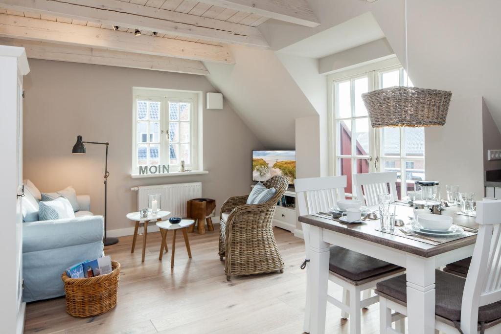 a kitchen and living room with a table and chairs at Moin Moin in List