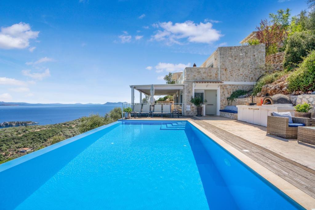 Willa z basenem i widokiem na ocean w obiekcie Alfresco Villas w mieście Sivota