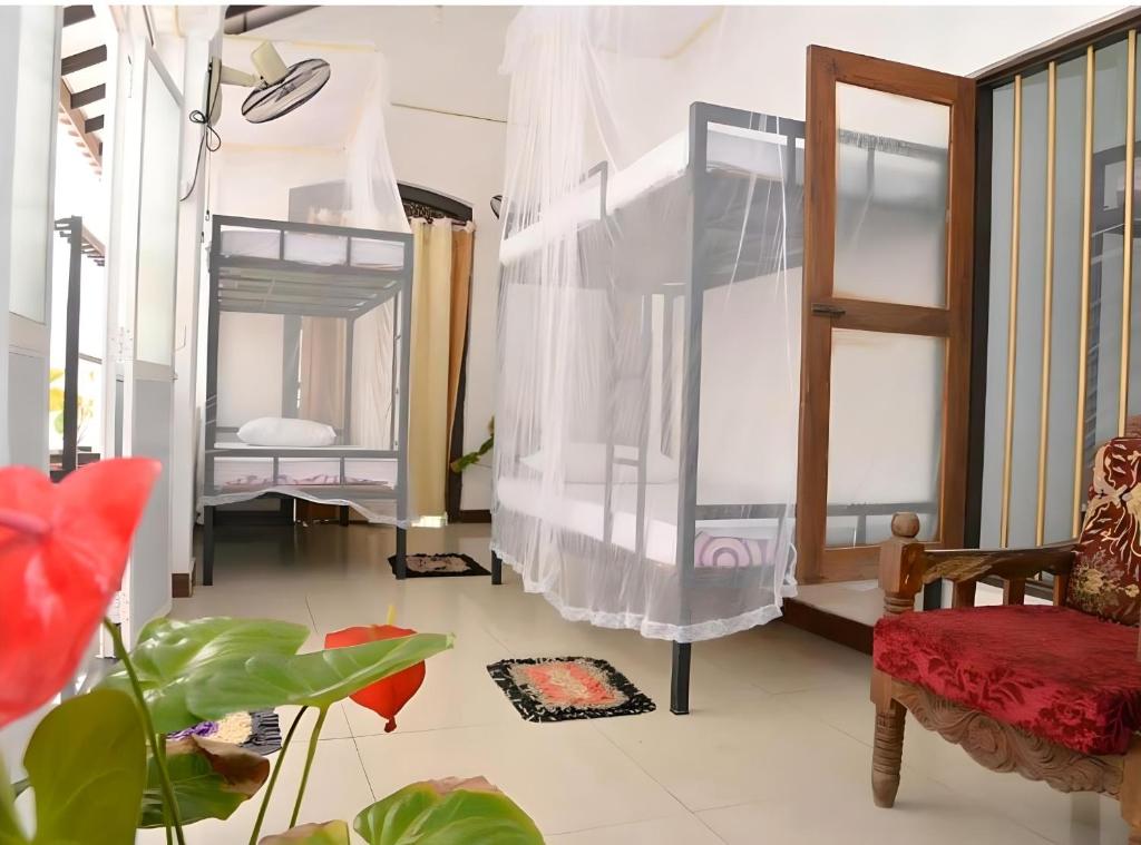 Postel nebo postele na pokoji v ubytování Traveller's Hostel Hikkaduwa