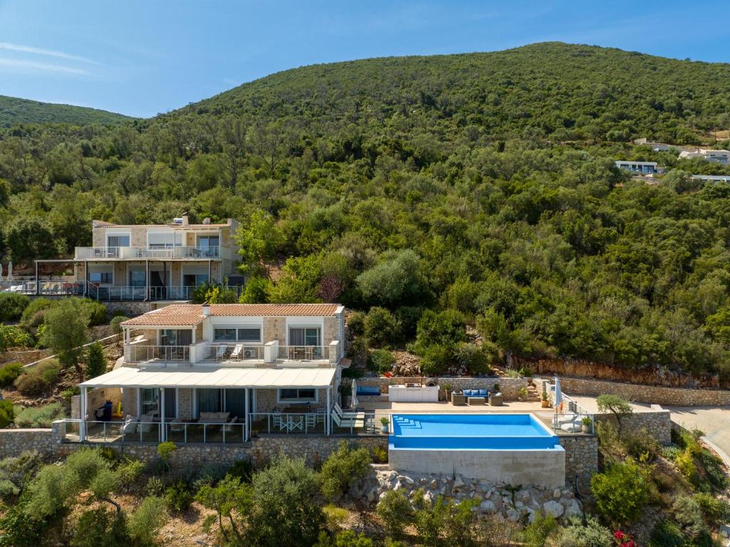 widok z lotu ptaka na dom z basenem w obiekcie Alfresco Villas w mieście Sivota