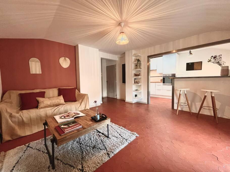 un salon avec un canapé et une table dans l'établissement Appartement à pied du centre avec place de parking, à Arles