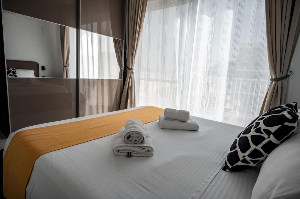 Postel nebo postele na pokoji v ubytování Cittadella View Penthouse with Jacuzzi