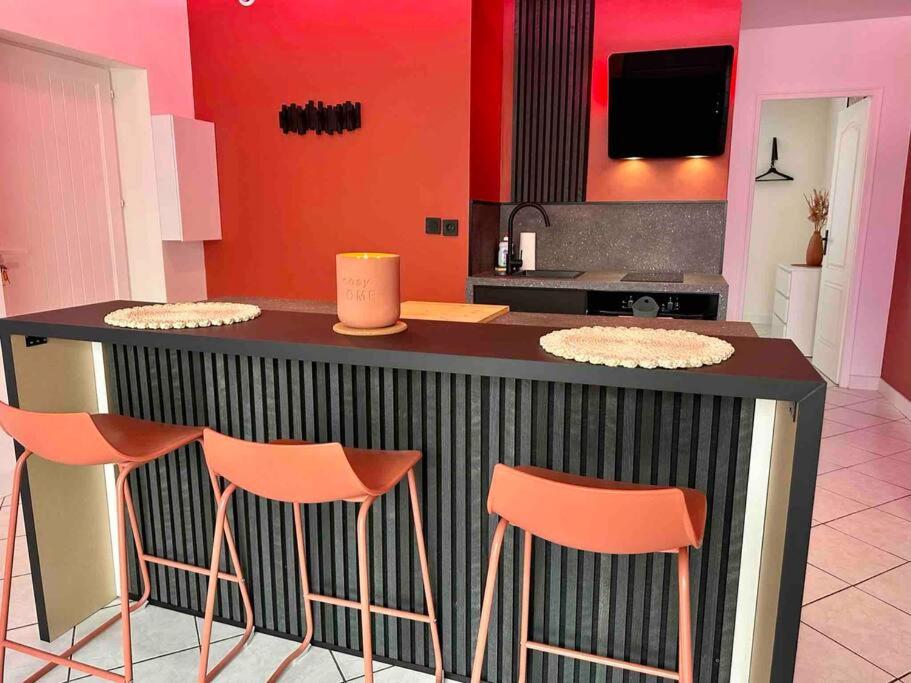 的住宿－NEW : Le Terracotta proche Metz，厨房设有红色的墙壁和橙色的凳子