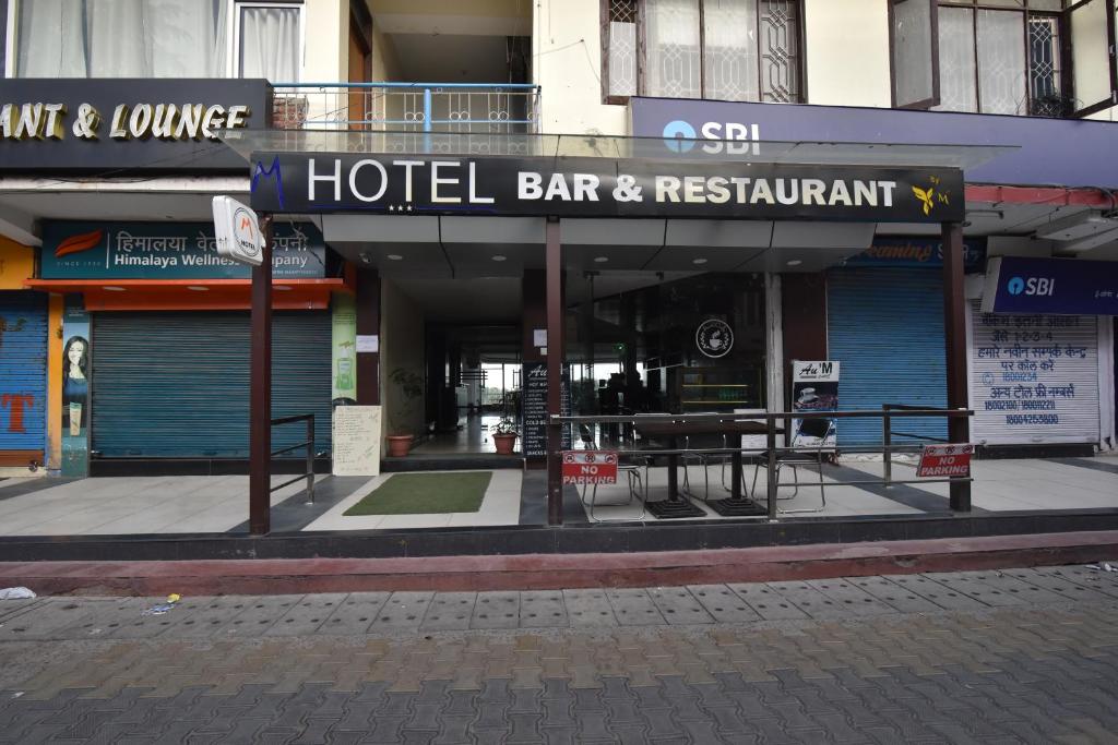 een hotelbar en restaurant in een stadsstraat bij Hotel M Bar and Restaurant in McLeod Ganj