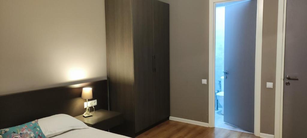 Postel nebo postele na pokoji v ubytování Boho Tiflis Hotel