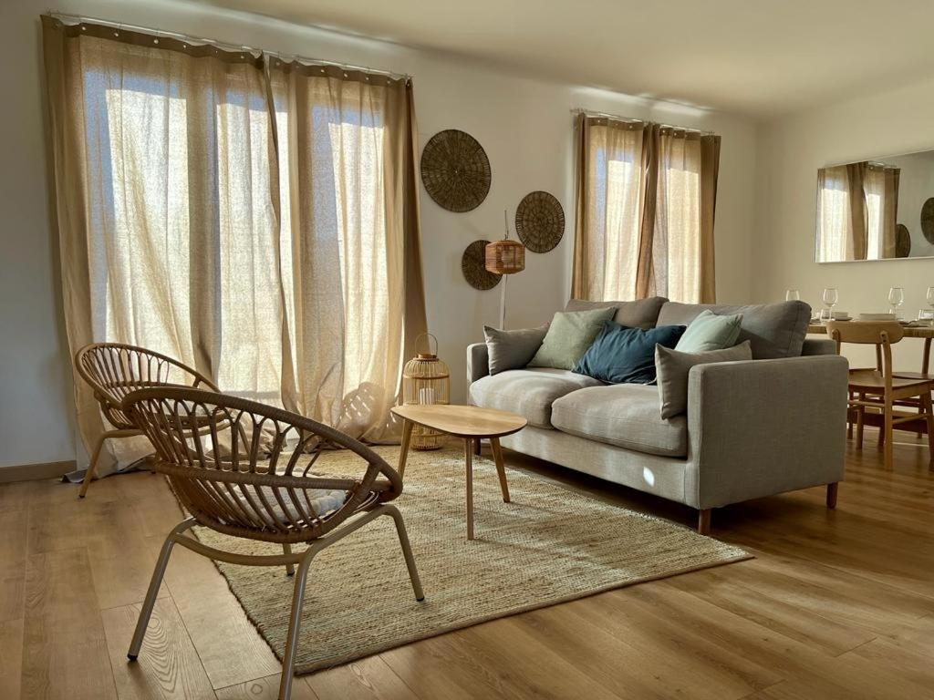 un salon avec un canapé et une chaise dans l'établissement Appartement Plage Prado avec parking, à Marseille