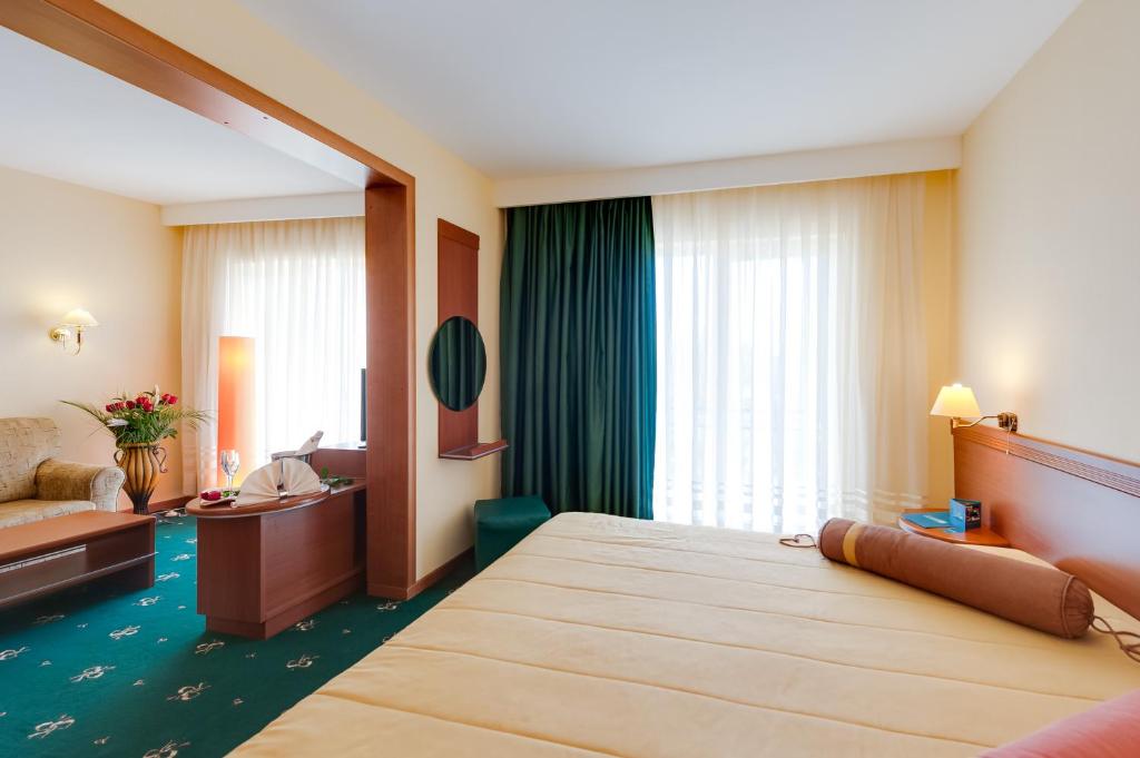 Postel nebo postele na pokoji v ubytování Hotel Palas