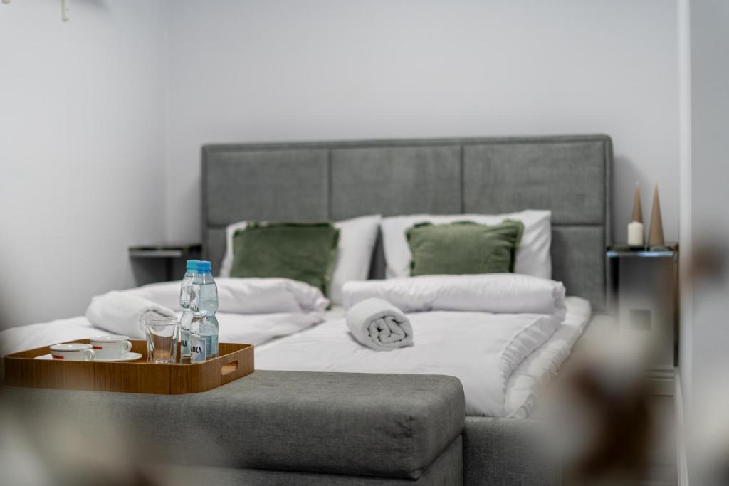 un soggiorno con un grande letto e un divano di Malila Premium Apartments Cracow Centre Starowiślna 43 a Cracovia