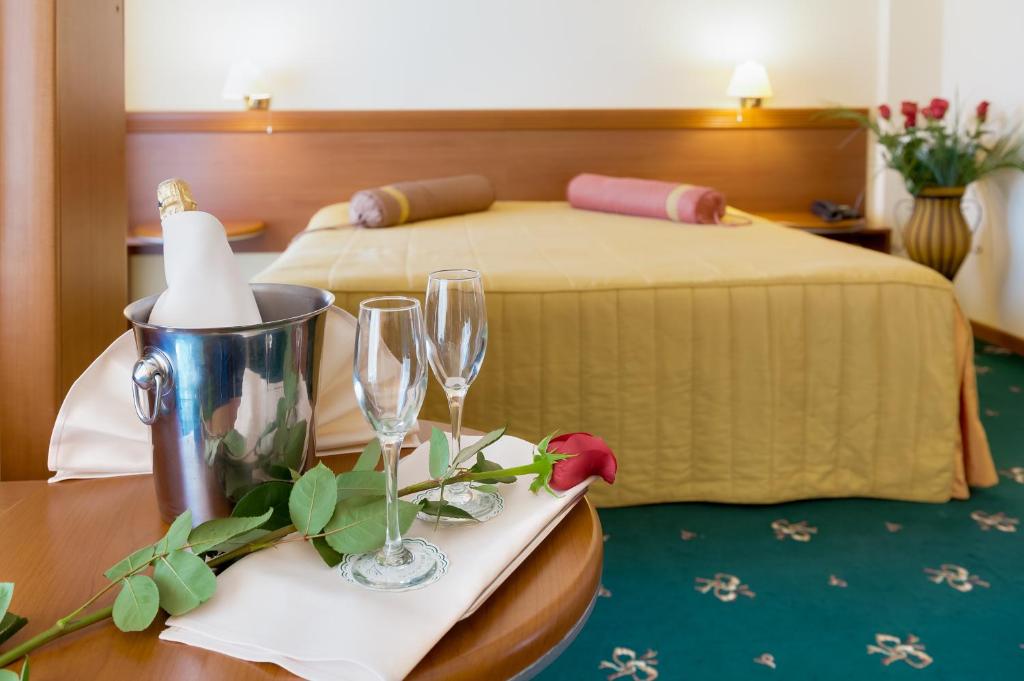Postel nebo postele na pokoji v ubytování Hotel Palas