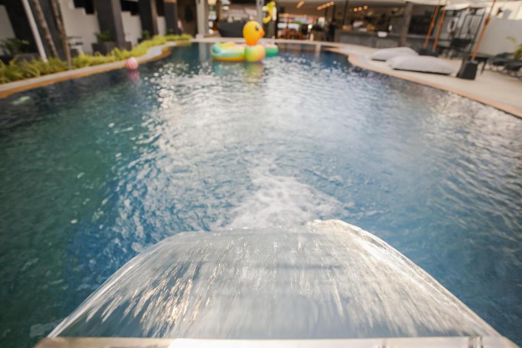 Bazén v ubytování ETK Patong Resort nebo v jeho okolí