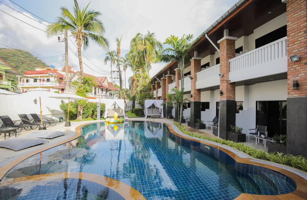 Bazén v ubytování ETK Patong Resort nebo v jeho okolí
