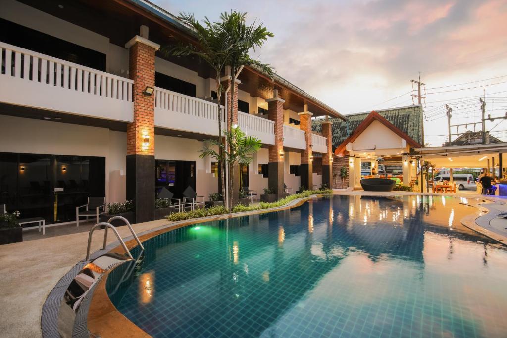 Bazén v ubytování ETK Patong Resort nebo v jeho okolí