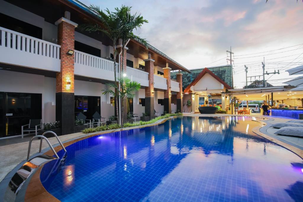 Bazén v ubytování ETK Patong Resort nebo v jeho okolí
