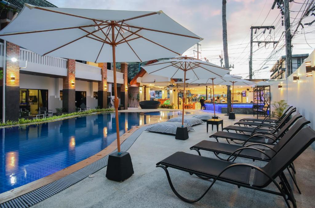 Bazén v ubytování ETK Patong Resort nebo v jeho okolí