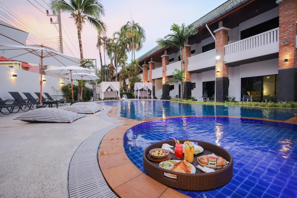 Bazén v ubytování ETK Patong Resort nebo v jeho okolí