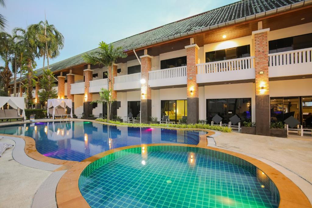 Bazén v ubytování ETK Patong Resort nebo v jeho okolí