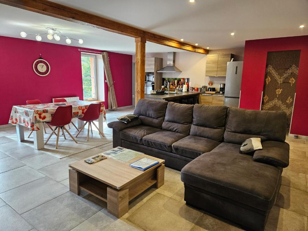 uma sala de estar com um sofá e uma mesa em Pont de la Chaux em Chaux-des-Crotenay