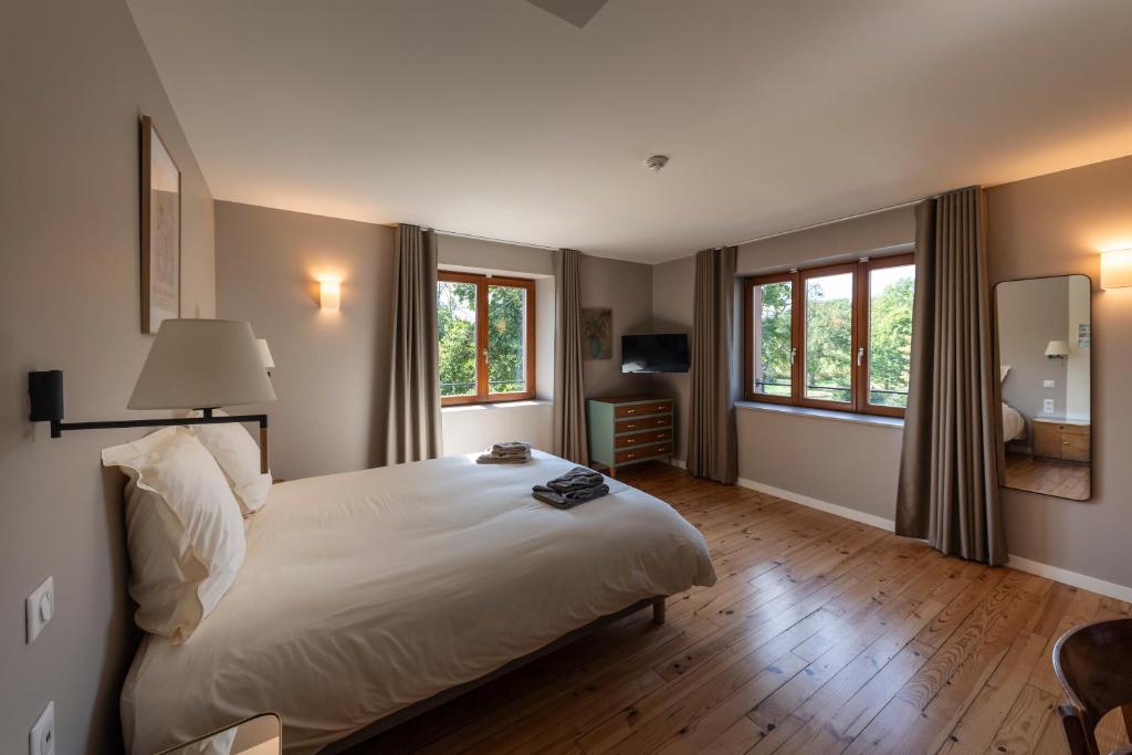 Postel nebo postele na pokoji v ubytování Hôtel du DOMAINE SAINT LOUP