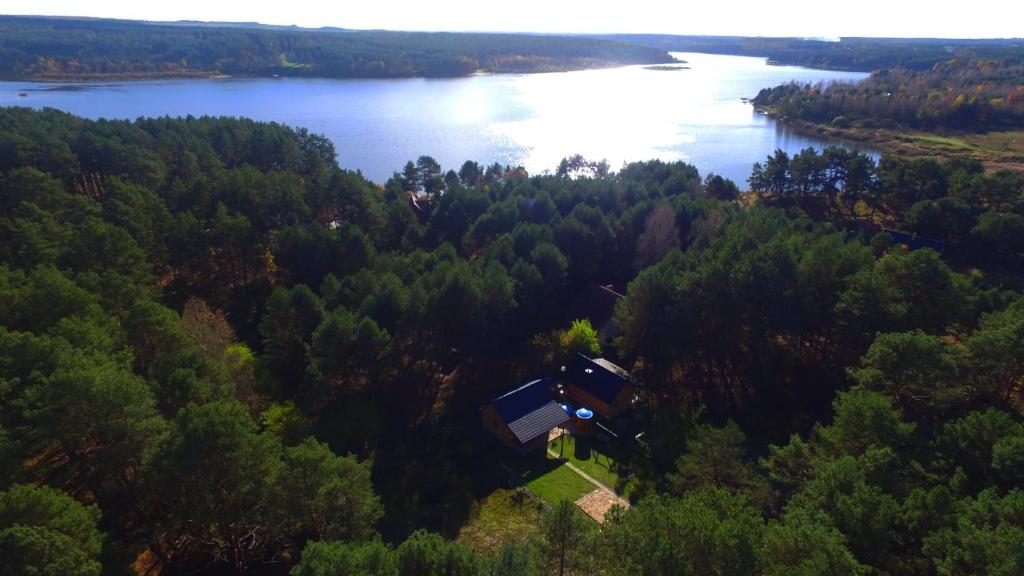 eine Luftansicht eines Hauses inmitten eines Sees in der Unterkunft Domek Pietryna in Chańcza