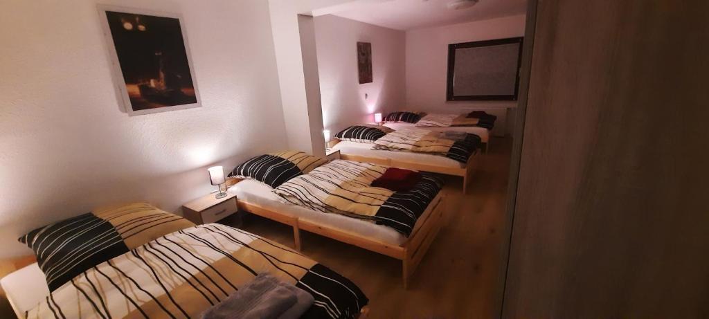 un grupo de 3 camas en una habitación en Haus Langert - Einfamilienhaus mit Terrasse und Garten zur alleinigen Nutzung en Baesweiler