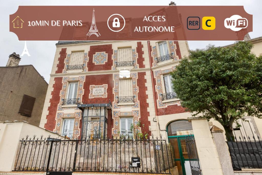 un edificio con una señal delante de él en Le Lilas Appart Hôtel Near Paris, en Vitry-sur-Seine