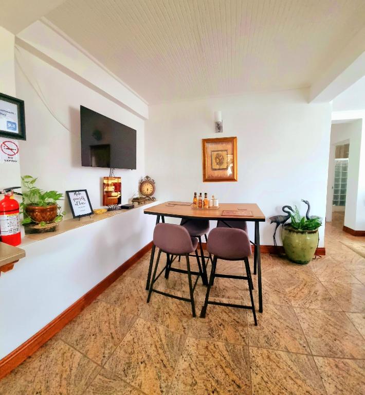TV a/nebo společenská místnost v ubytování The Suite Spot Apartment - Private Paradise Stay