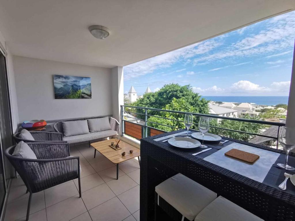 een woonkamer met een balkon met uitzicht op de oceaan bij TI KAZ BONER Vue Mer in Saint-Pierre