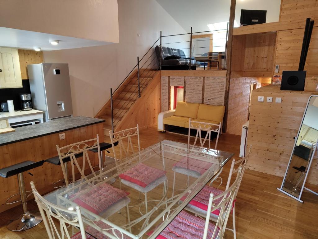 帕爾特奈的住宿－Le Chalet，一间带玻璃桌椅的房间和楼梯