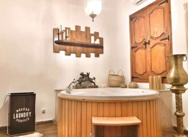 bañera en una habitación con lavabo en Dar Youssef Medina Sousse en Sousse
