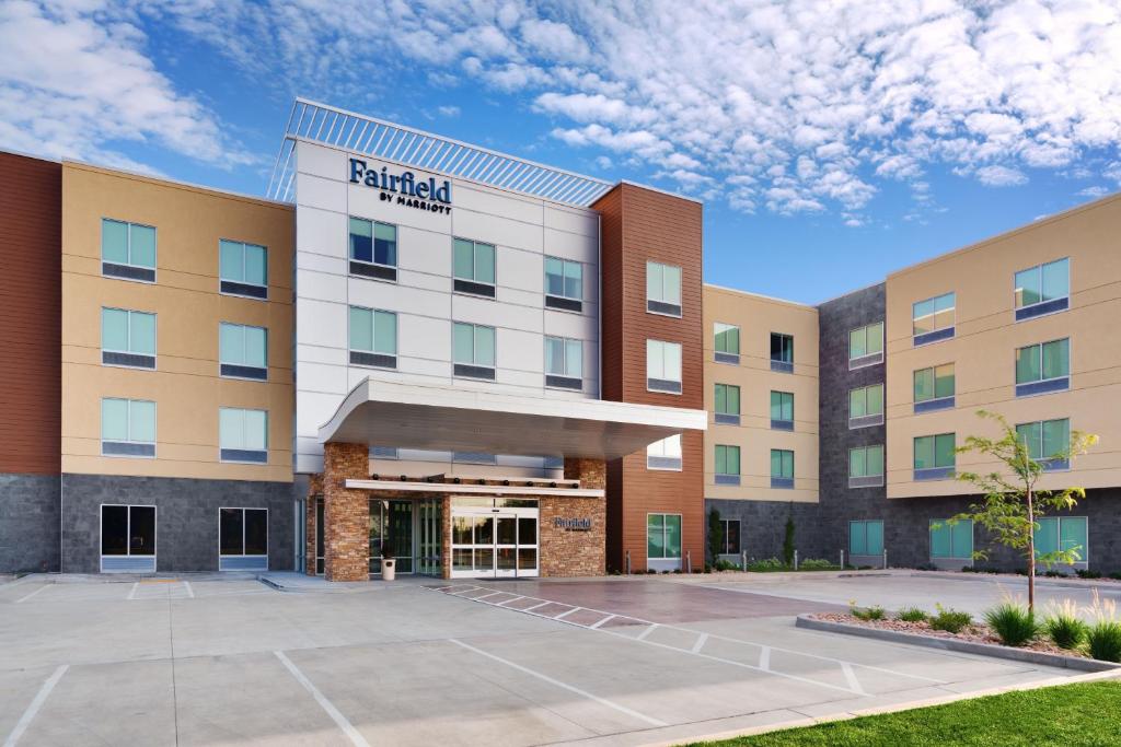 une image de l'avant d'un hôtel dans l'établissement Fairfield by Marriott Inn & Suites Salt Lake City Cottonwood, à Holladay