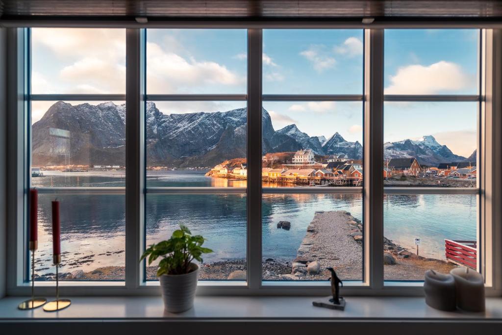 uma janela com vista para a montanha a partir de um balcão de cozinha em Little White House em Reine