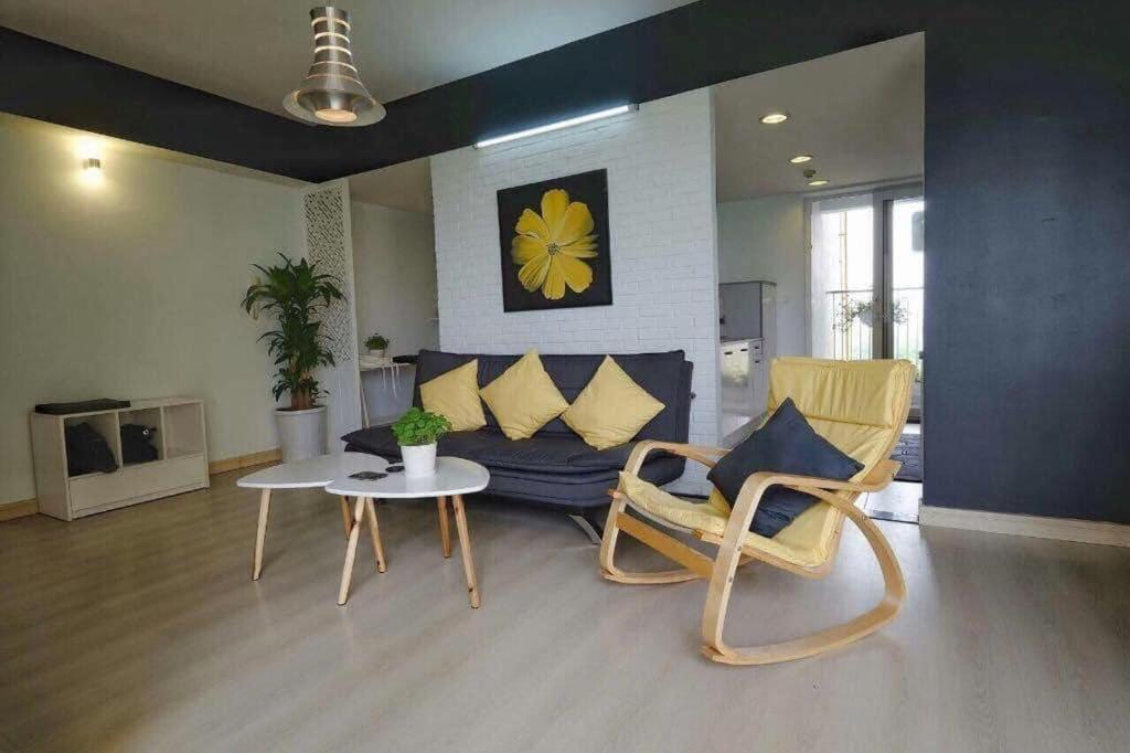 ein Wohnzimmer mit einem Sofa, einem Tisch und Stühlen in der Unterkunft ecopark, văn giang, hưng yên, việt nam in Phùng Thôn
