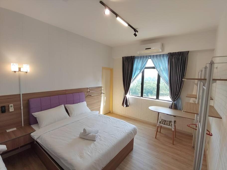 ein Schlafzimmer mit einem großen Bett und einem Fenster in der Unterkunft Jentayu Residency Homestay Standard 2 rooms, 6-7guests 3 rooms in Johor Bahru