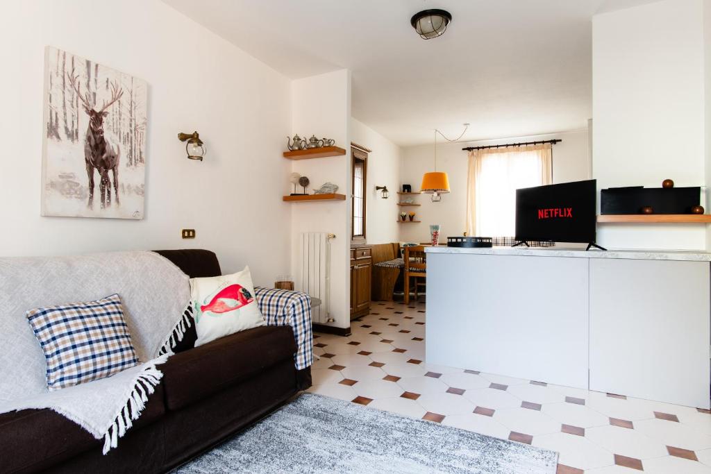 ein Wohnzimmer mit einem Sofa und einer Theke in der Unterkunft [Centro-Storico] Tutto a 2 passi in Rapallo