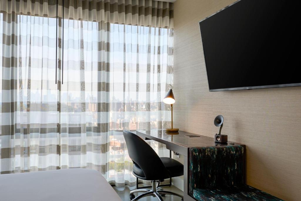 TV a/nebo společenská místnost v ubytování Renaissance New York Harlem Hotel