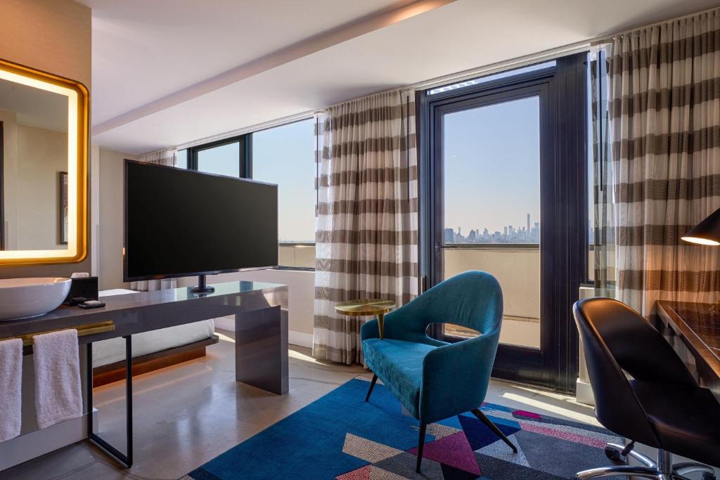 TV a/nebo společenská místnost v ubytování Renaissance New York Harlem Hotel