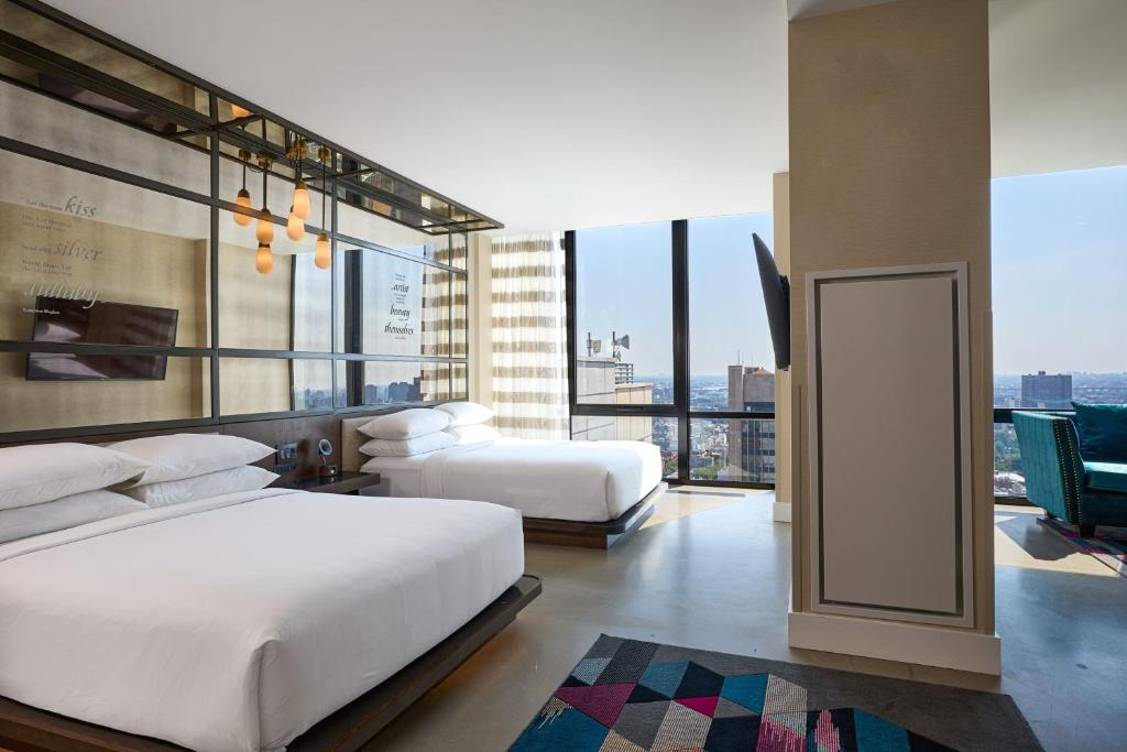 Postel nebo postele na pokoji v ubytování Renaissance New York Harlem Hotel